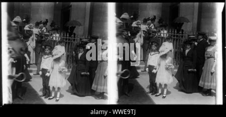 AJAXNETPHOTO. 1890-1910 (circa). Parigi, Francia. - Festa di nozze - 1 di 7 STEREO positivo originale di lastra di vetro coppie dal fotografo VAILLIANT TOZY di 29 rue de surene, Parigi. Un record per il fotografo e questo argomento è contenuta nel OWHSRL fotografi di tutto il mondo (NON USA) publ. 1994, aggiornato 2003.La ricerca per parola chiave; TOZY. Fotografo:TOZY © IMMAGINE DIGITALE COPYRIGHT VINTAGE AJAX Picture Library Fonte: AJAX FOTO VINTAGE COLLEZIONE REF:STEREO 1900 01 Foto Stock