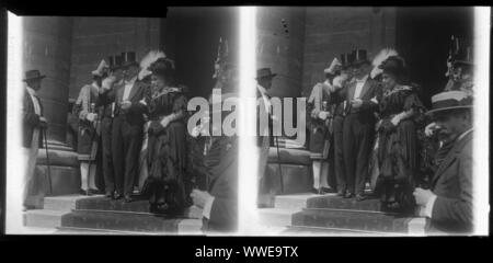 AJAXNETPHOTO. 1890-1910 (circa). Parigi, Francia. - Festa di nozze - 1 di 7 STEREO positivo originale di lastra di vetro coppie dal fotografo VAILLIANT TOZY di 29 rue de surene, Parigi. Un record per il fotografo e questo argomento è contenuta nel OWHSRL fotografi di tutto il mondo (NON USA) publ. 1994, aggiornato 2003.La ricerca per parola chiave; TOZY. Fotografo:TOZY © IMMAGINE DIGITALE COPYRIGHT VINTAGE AJAX Picture Library Fonte: AJAX FOTO VINTAGE COLLEZIONE REF:STEREO 1900 06 Foto Stock
