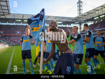 Tripudio finale Team MG nella parte anteriore delle ventole, Marcus THURAM (MG) tirato la maglia sopra l'angolo bandiera, Soccer 1. Bundesliga, 4.Spieltag, FC Colonia (K) - Borussia Monchengladbach (MG), 14.9.2019 in Koeln/Germania. € | Utilizzo di tutto il mondo Foto Stock