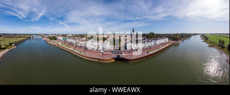 Ampio 180 gradi antenna vista panoramica sul anseatica città olandese di Zutphen. Paesaggio urbano della città medievale con il fiume IJssel passando da contro un b Foto Stock