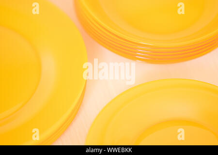 Piastre di arancione in una scatola di legno closeup, vista dall'alto Foto Stock