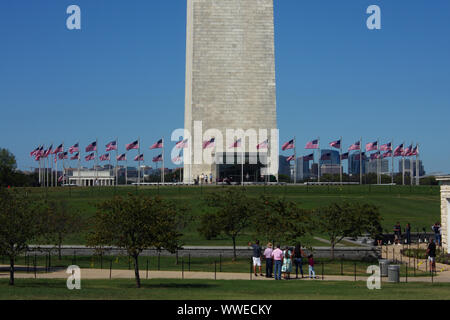 Washington, DC, Stati Uniti d'America. Xv Sep, 2019. Dopo essere stato chiuso per più di tre anni per consentire il sistema di controllo ascensori per essere modernizzati e per la costruzione di un nuovo screening di sicurezza facility, il Monumento di Washington è impostato per riaprire al pubblico il 19 settembre 2019. Visto qui è il lato est del monumento con quello nuovo screening di sicurezza impianto di base. Credito: Evan Golub/ZUMA filo/Alamy Live News Foto Stock