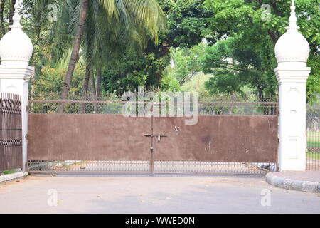 cancello in ferro con colonna a cupola Foto Stock