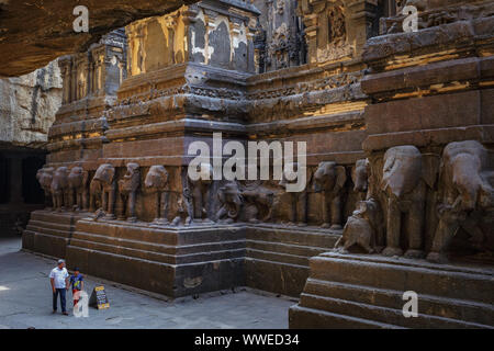 Ellora, Maharashtra, India - 15 gennaio 2018: Kailash tempio di Ellora. I visitatori cammineranno all'interno del cortile del tempio Foto Stock