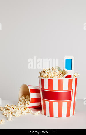 Gustosa popcorn fresco in secchi con gli occhiali 3d isolato su grigio Foto Stock