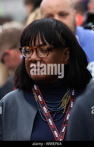 Derby, Regno Unito. Xv Sep, 2019. Diane Abbott, il Partito Laburista ombra home secretary frequentando la pitlane aborigeno di driver e sessione di autografi durante il British GT Donington Park GP a Donington Park, Derby, in Inghilterra il 15 settembre 2019. Foto di Jurek Biegus. Solo uso editoriale, è richiesta una licenza per uso commerciale. Nessun uso in scommesse, giochi o un singolo giocatore/club/league pubblicazioni. Credit: UK Sports Pics Ltd/Alamy Live News Foto Stock