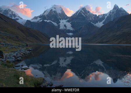 Riflessioni di picco della Cordillera Huayhuash, Laguna Carhuacocha, Ancash, Perù Foto Stock