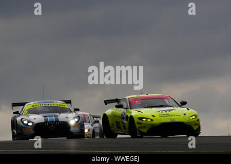 Derby, Regno Unito. Xv Sep, 2019. TF Sport Aston Martin Vantage AMR GT4 (97) azionata dalla mano di Ashley & Tom Canning conduce RAM Racing la Mercedes-AMG GT3 (6) azionato da Ian logge & Callum Macleod durante il British GT Donington Park GP a Donington Park, Derby, in Inghilterra il 15 settembre 2019. Foto di Jurek Biegus. Solo uso editoriale, è richiesta una licenza per uso commerciale. Nessun uso in scommesse, giochi o un singolo giocatore/club/league pubblicazioni. Credit: UK Sports Pics Ltd/Alamy Live News Foto Stock