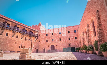 Ingresso principale al medioevale Castello di Siguenza, provincia di Guadalajara in Spagna vicino a Madrid. Bello, vecchio e il castello medievale in Spagna. Foto Stock