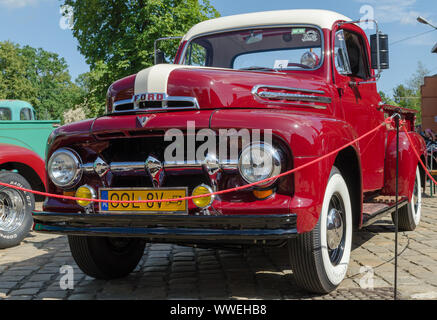 WROCLAW, Polonia - 11 agosto 2019: USA auto show: 1951 ristrutturato Ford F-100 Pickup Truck di colori bianco e rosso, Foto Stock