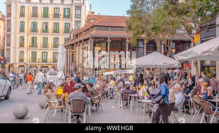 Madrid / Spagna - 04 14 2019: famosi tapas spagnole luogo Mercado de San Miguel è un mercato coperto in Spagna a Madrid situato nella zona del centro citta'. Foto Stock