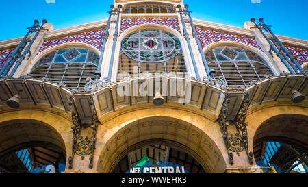 Il Valencia mercato centrale, il quale è un popolare mercato pubblico situato in piazza del mercato accanto a La Llotja de la Seda a Valencia, Spagna Foto Stock