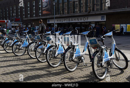 Duesseldorf, Germania. Xv Sep, 2019. Noleggio di biciclette da "FordPass-Bikesharing' sono disponibili di fronte all'entrata principale della stazione principale. Credito: Horst Ossinger//dpa/Alamy Live News Foto Stock