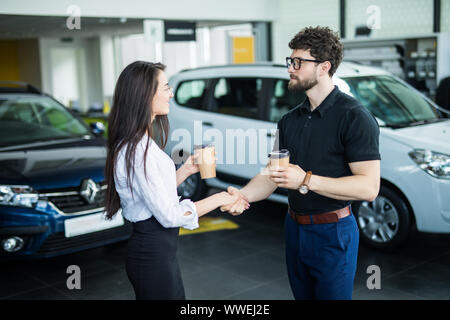 Sales Manager Descrivere auto al cliente nella showroom Foto Stock