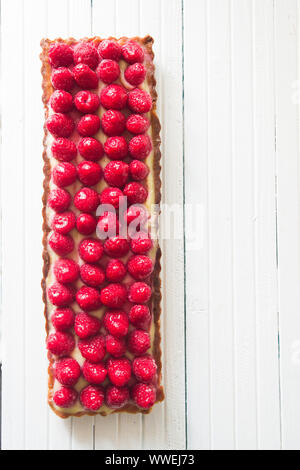 Lamponi a forma rettangolare crostata con una crosta italiana e crema pasticcera ,vista superiore, sfondo bianco Foto Stock