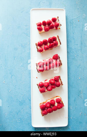Lamponi a forma rettangolare tart, vista dall'alto, sfondo bianco Foto Stock