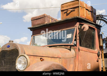 WROCLAW, Polonia - 11 agosto 2019: USA auto show - vecchio arrugginito Ford Truck pickup 1930 - 1931-1939 con eleganti valigie vintage sul tetto. Foto Stock