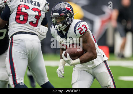 Houston, TX, Stati Uniti d'America. Xv Sep, 2019. Houston Texans running back Carlos Hyde (23) porta la palla durante il terzo trimestre di NFL di una partita di calcio tra Jacksonville Jaguars e Houston Texans al NRG Stadium di Houston, TX. I Texans hanno vinto il gioco 13 a 12.Trask Smith/CSM/Alamy Live News Foto Stock