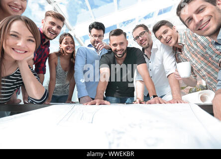 Un gruppo di giovani architetti che lavorano in collaborazione Foto Stock