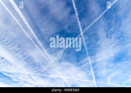Contrails nel cielo, forme geometriche, triangolo e linee di attraversamento, le linee convergenti Foto Stock