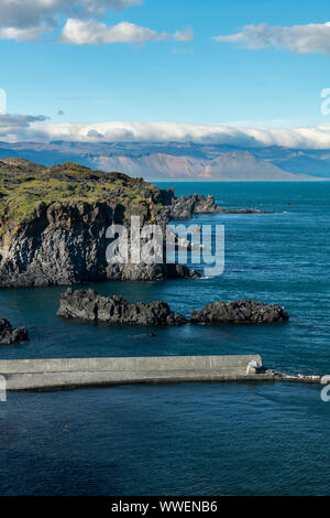 Hellnar costa e cliff in West Islanda vicino Snaefellsnes e arnarstapi su una soleggiata giornata d'estate Foto Stock