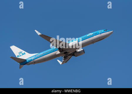 KLM Royal Dutch Airlines Boeing 737 aereo di linea PH-BCD decolla dall'aeroporto di Londra Heathrow, Londra, Regno Unito in cielo blu Foto Stock