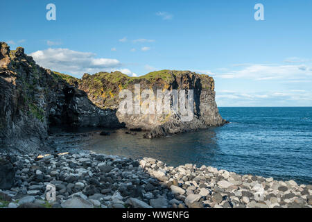 Hellnar costa e cliff in West Islanda vicino Snaefellsnes e arnarstapi su una soleggiata giornata d'estate Foto Stock