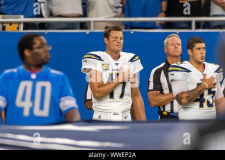 DETROIT, MI - 15 settembre: Los Angeles Chargers QB Philip Rivers (17) durante l'inno nazionale prima che il gioco di NFL tra Los Angeles Chargers e Detroit Lions il 15 settembre 2019 al Ford Field in Detroit, MI (foto di Allan Dranberg/CSM) Foto Stock