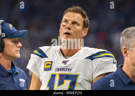 DETROIT, MI - 15 settembre: Los Angeles Chargers QB Philip Rivers (17) guarda un replay durante il gioco di NFL tra Los Angeles Chargers e Detroit Lions il 15 settembre 2019 al Ford Field in Detroit, MI (foto di Allan Dranberg/CSM) Foto Stock