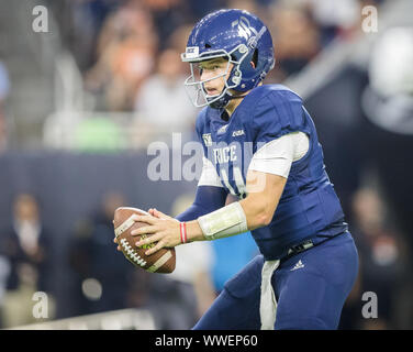 Houston, Texas, Stati Uniti d'America. Xiv Sep, 2019. Riso gufi quarterback Tom Stewart (14) riceve lo snap in NCAA Football gioco tra il Texas Longhorns ed il riso di gufi a NRG Stadium di Houston, Texas. Il Texas ha sconfitto il riso 48-13. Prentice C. James/CSM/Alamy Live News Foto Stock