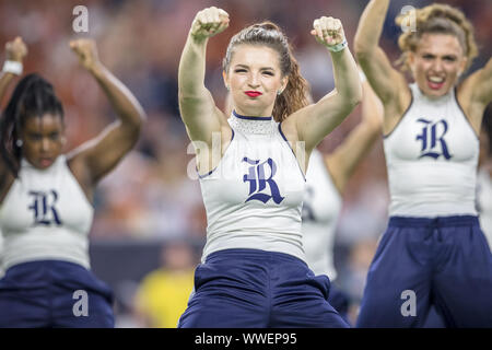 Houston, Texas, Stati Uniti d'America. Xiv Sep, 2019. Riso gufi dance ai membri del team di eccitare la folla in NCAA Football gioco tra il Texas Longhorns ed il riso di gufi a NRG Stadium di Houston, Texas. Il Texas ha sconfitto il riso 48-13. Prentice C. James/CSM/Alamy Live News Foto Stock