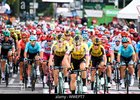 Madrid, Spagna. 15 Settembre, 2019. I ciclisti di Jumbo Visma inhead di peloton durante il XXI tappa della corsa di ciclismo de 'La Vuelta a España " (Tour di Spagna) tra Fuenlabrada e Spagna il 15 settembre 2019 a Madrid, Spagna. © David Gato/Alamy Live News Foto Stock