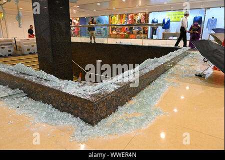 Hong Kong, Hong Kong SAR. Xv Sep, 2019. Una stazione della metropolitana ingresso fu distrutta dai manifestanti a Hong Kong il Domenica, 15 settembre 2019. Foto di Thomas Maresca/UPI Credito: UPI/Alamy Live News Foto Stock