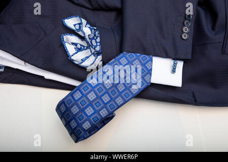 Il lusso di abbigliamento uomo accessori. Blue collection, giacca, gemelli, cravatta e fazzoletto. La Festa del Papà e il giorno di San Valentino del concetto. Foto Stock