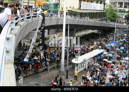 Hong Kong, Hong Kong SAR. Xv Sep, 2019. Manifestanti appendere striscioni da un cavalcavia in un rally a Hong Kong di Domenica, Settembre 15, 2019.Foto di Thomas Maresca/UPI Credito: UPI/Alamy Live News Foto Stock