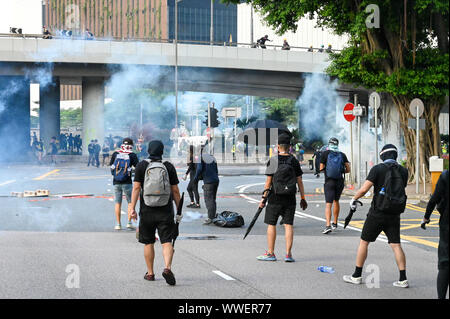 Hong Kong, Hong Kong SAR. Xv Sep, 2019. Manifestanti sostare nelle vicinanze di nubi di gas lacrimogeni sparati dalla polizia di Hong Kong di Domenica, 15 settembre 2019. Foto di Thomas Maresca/UPI Credito: UPI/Alamy Live News Foto Stock