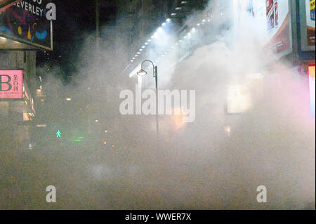 Hong Kong, Hong Kong SAR. Xv Sep, 2019. Gas lacrimogeni riempie l'aria dopo essere stato licenziato dalla polizia in la Causeway Bay di Hong Kong di Domenica, 15 settembre 2019. Foto di Thomas Maresca/UPI Credito: UPI/Alamy Live News Foto Stock