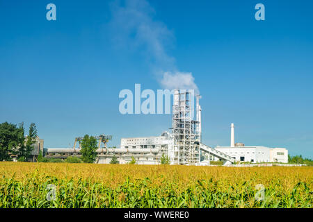 Paesaggio industriale di inquinamento ambientale i rifiuti della fabbrica di cemento. Tubi di grandi dimensioni del settore enterprise impianto. calce e gesso rivestito tubi di fabbrica Foto Stock