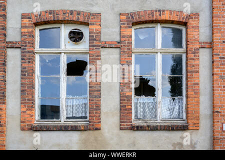 Rotture di vetri di finestre in una vecchia casa, concetto di atti di vandalismo Foto Stock