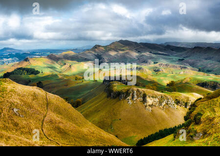 Luce e ombra sulle colline e nelle valli intorno a Te Mata Peak Hawke's Bay Nuova Zelanda Foto Stock