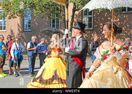 Stoccarda, Germany-September 30, 2018: Festa della birra, festoso corteo con bandiere Foto Stock