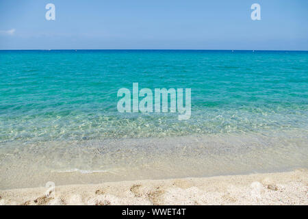 Il Losari Beach in Belgodère, Corsica, Francia. Idillica spiaggia mediterranea nell'isola francese della Corsica. Foto Stock