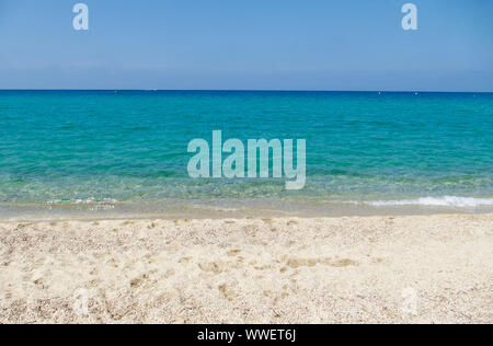 Il Losari Beach in Belgodère, Corsica, Francia. Idillica spiaggia mediterranea nell'isola francese della Corsica. Foto Stock