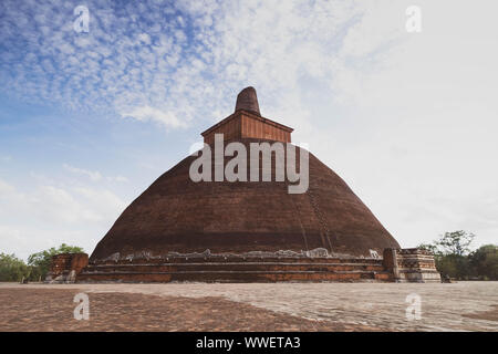 Polonnaruwa/ Sri Lanka - Agosto 07 2019: Jetavana Dagoba è uno dei punti di riferimento centrale nella sacra città del patrimonio mondiale Anuradhapura, Sri Lanka, Foto Stock