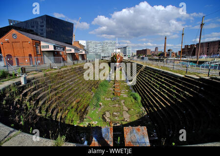 Nave in bacino di carenaggio, Royal Albert Dock, Liverpool, Regno Unito Foto Stock