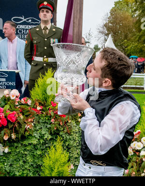 Curragh, Irlanda. Xv Sep, 2019. Curragh, Curragh, USA: 15 Settembre 2019 : Jockey Chris Hayes dà il trofeo winnerÕs un bacio dopo la vittoria della Irish St. Leger a bordo di cercare un brano durante la Irish Champions giorno del fine settimana due al Curragh nel Curragh, Irlanda. Scott Serio/Eclipse Sportswire/CSM/Alamy Live News Foto Stock