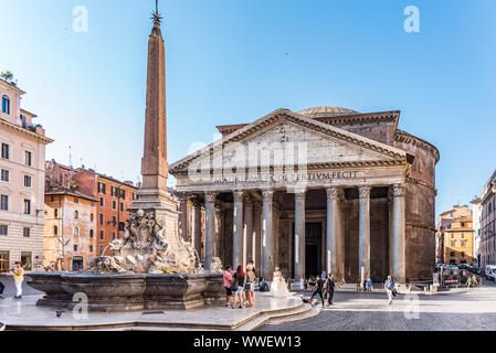 Giovani coppie in viaggio di nozze dal Pantheon a Roma, Italia. Bella giovane coppie in viaggio di nozze dal Pantheon a Roma, Italia Foto Stock