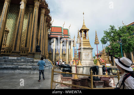 Bangkok, Tailandia - 1 Giu 2019: l'atmosfera del Grand Palace tempio con i visitatori la visita intorno al Phra Bussabok, il Grand Palace, Bangkok, Tha Foto Stock