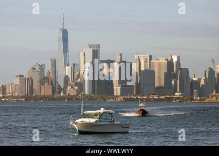 Ripartiti in barca in alto New York Bay in attesa di soccorso da un towboat. Foto Stock