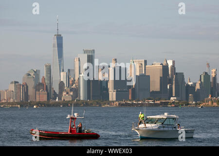 Ripartiti in barca in alto New York Bay in attesa di soccorso da un towboat. Foto Stock